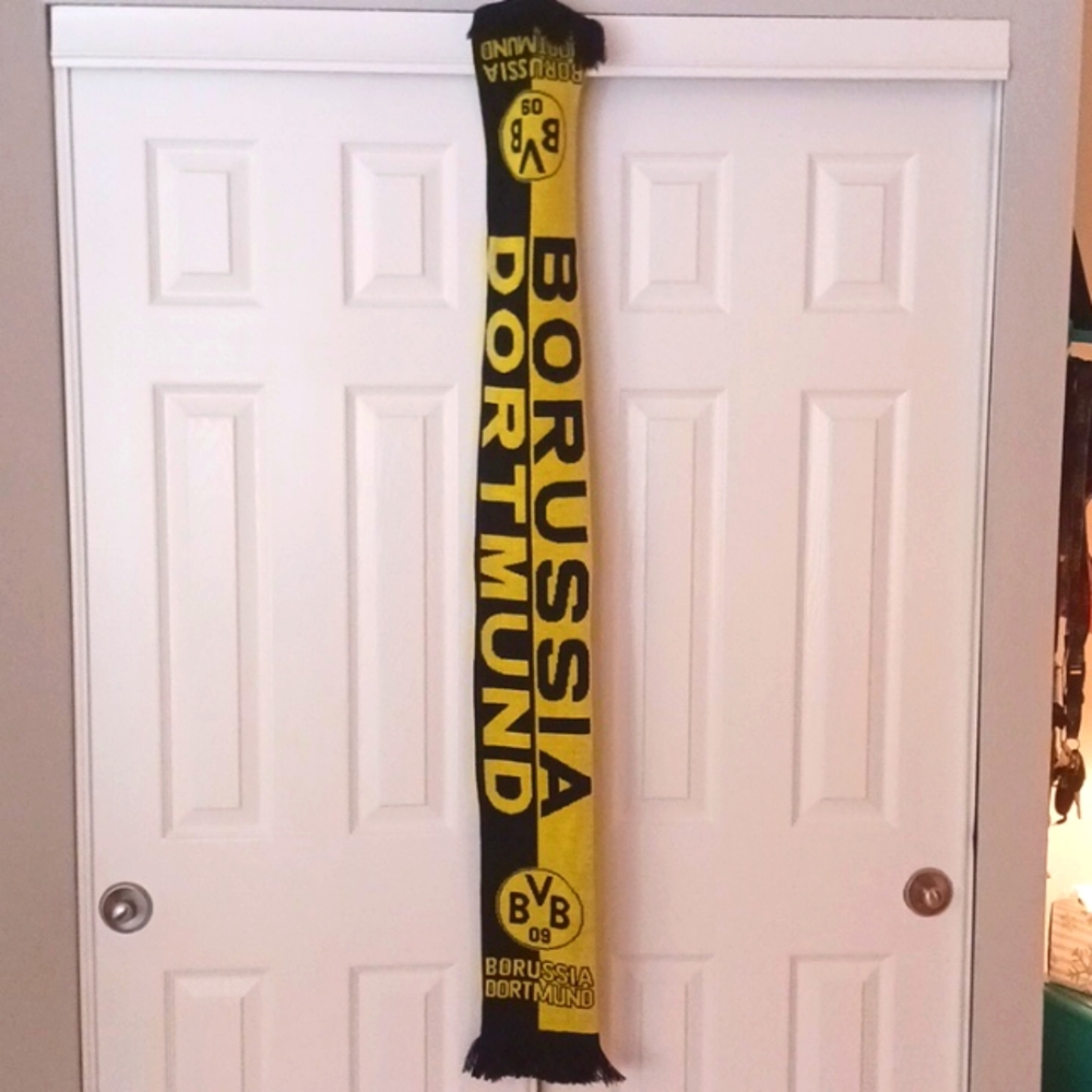 BORUSSIA DORTMUND scarf, 100% acrylic, 58 in long 6 in wide back/front the same